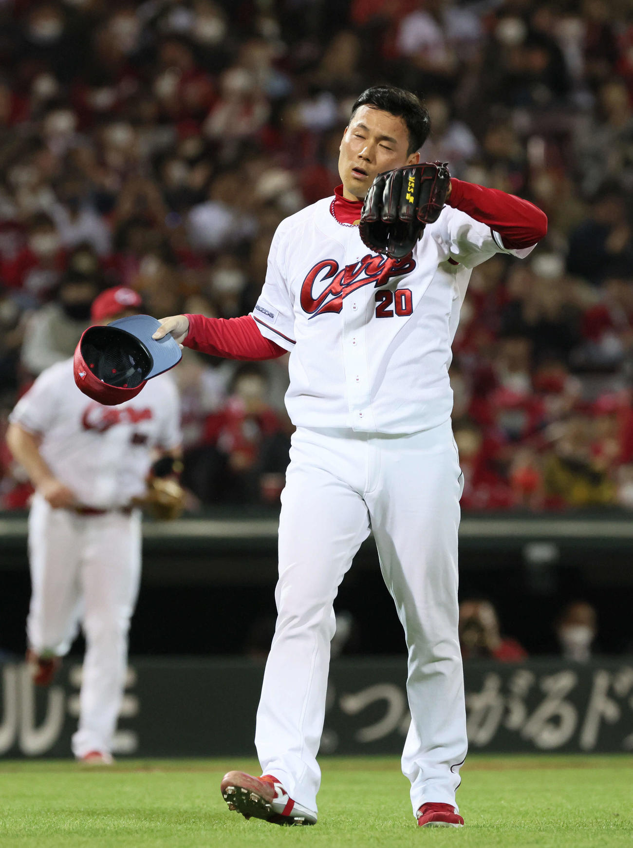 広島対阪神　勝ち越し適時二塁打を浴びた栗林（撮影・加藤孝規）