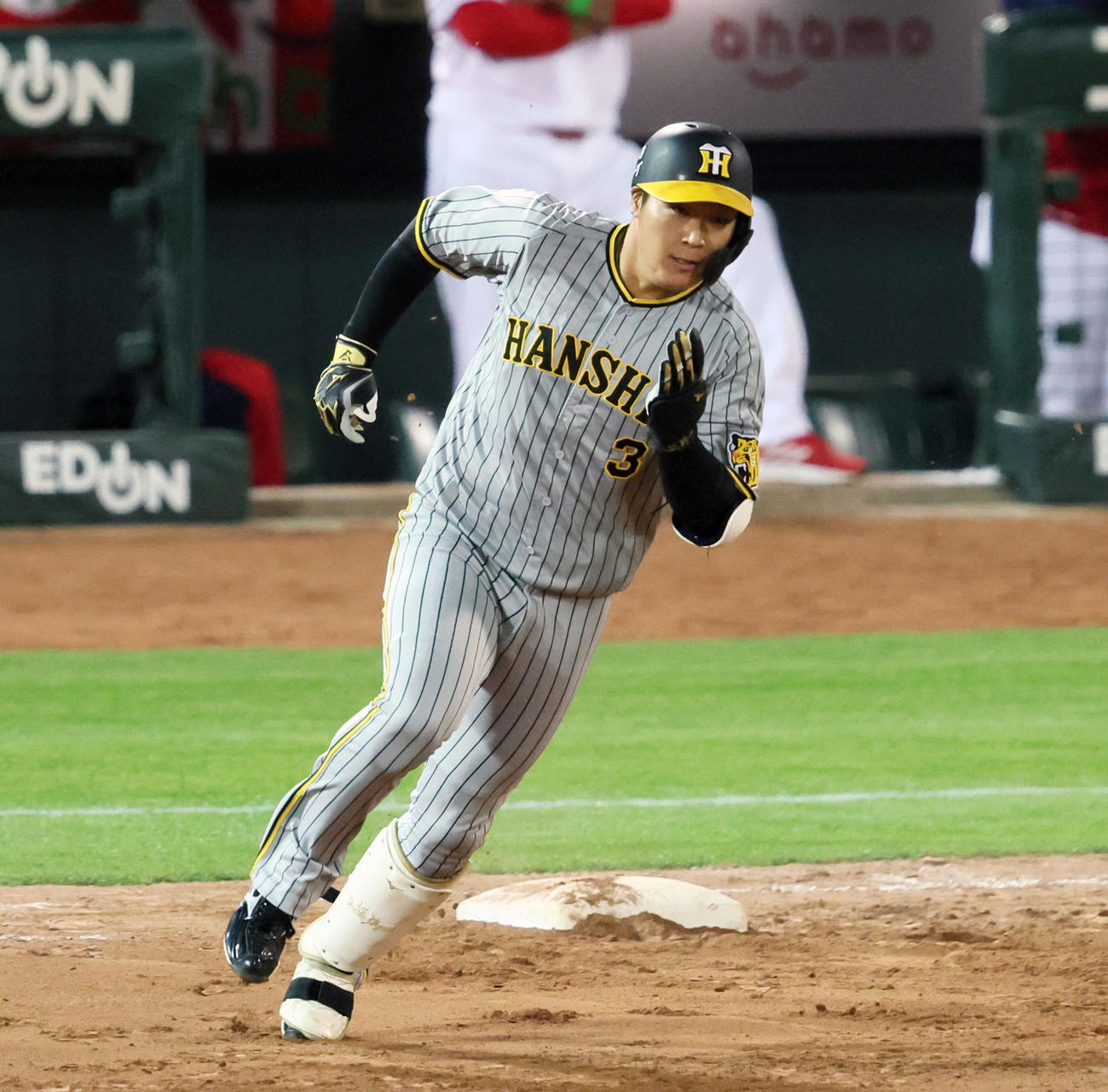 広島対阪神　9回表阪神2死二塁、大山は左越えに適時二塁打を放つ（撮影・加藤哉）
