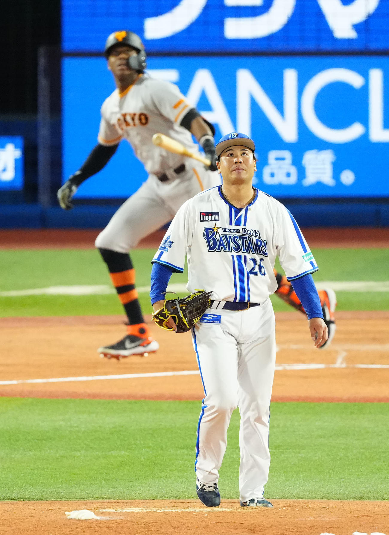 DeNA対巨人　3回表巨人1死、ブリンソン（後方）にソロ本塁打を浴びる浜口（撮影・江口和貴）