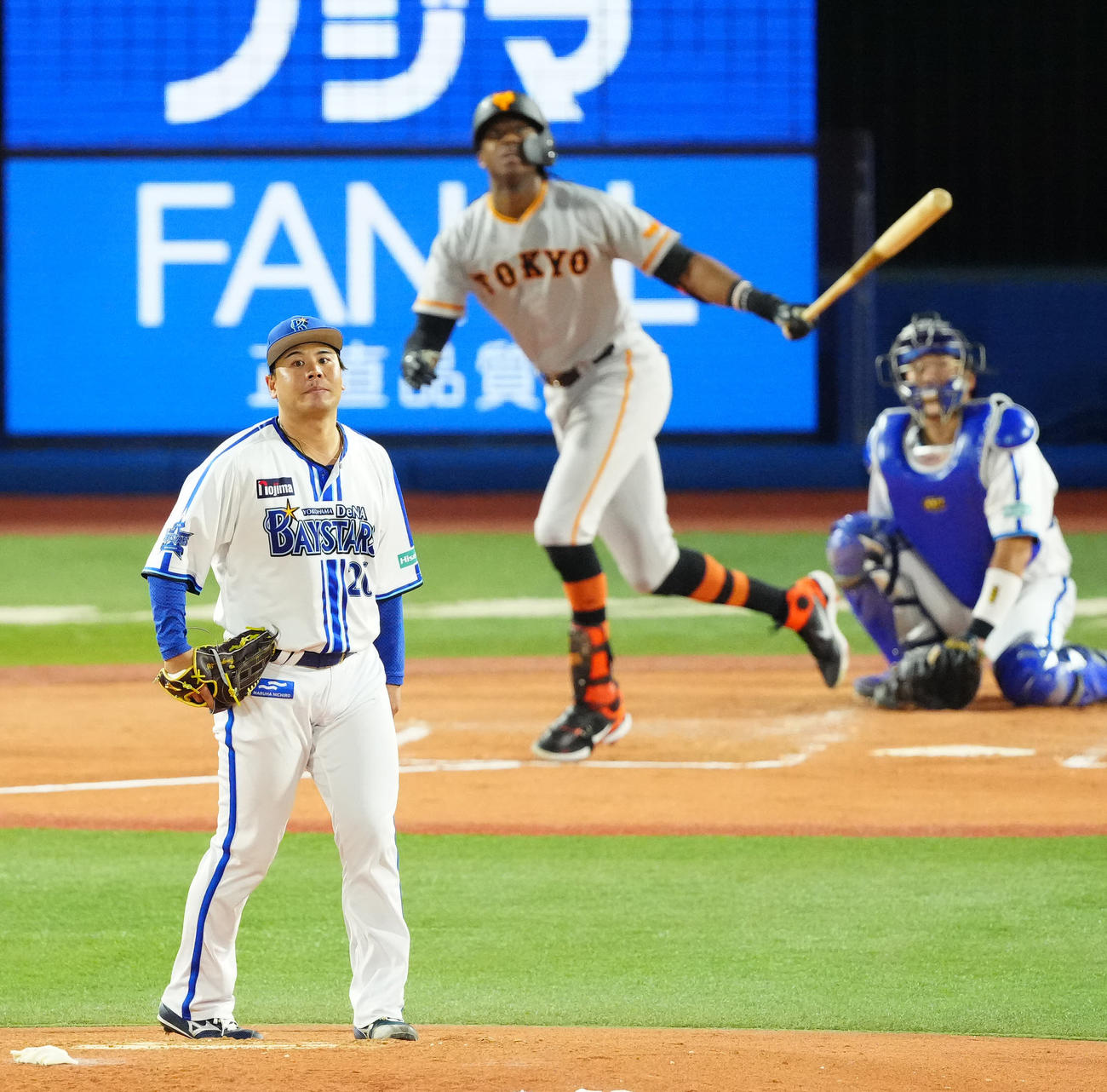 DeNA対巨人　3回表巨人1死、ブリンソン（後方左）にソロ本塁打を浴びる浜口（撮影・江口和貴）