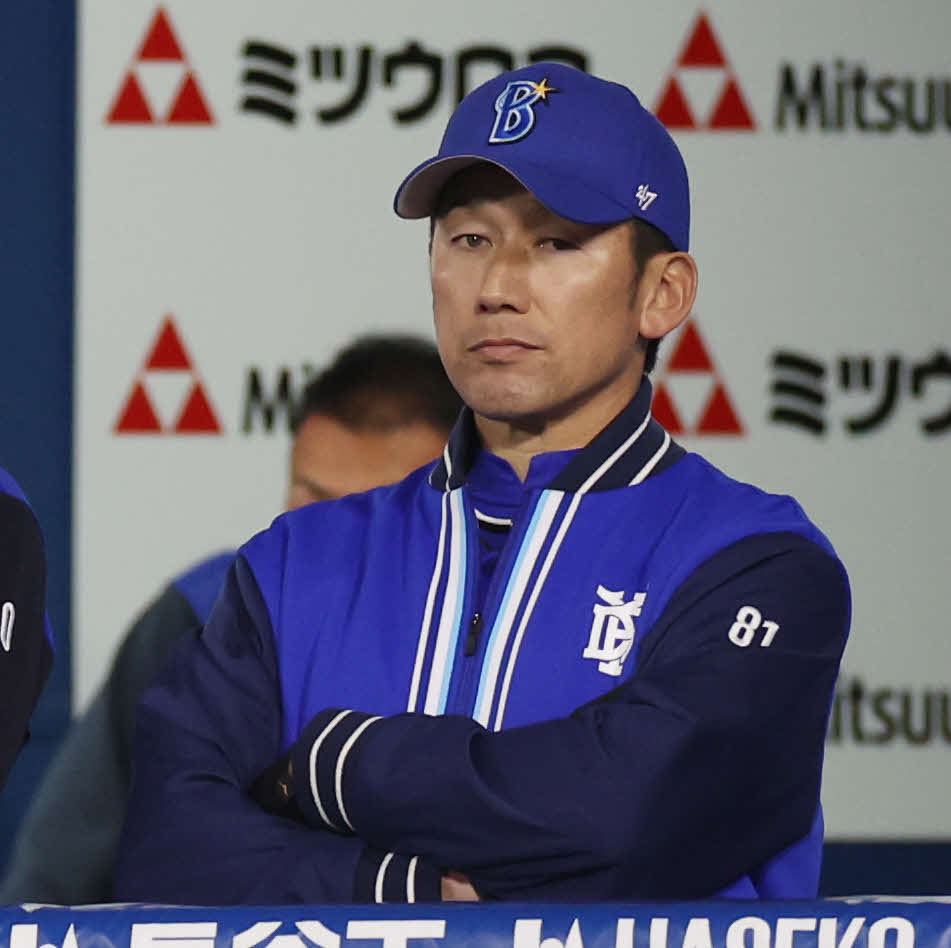 DeNA対巨人　戦況を見つめるDeNA三浦監督（撮影・宮地輝）
