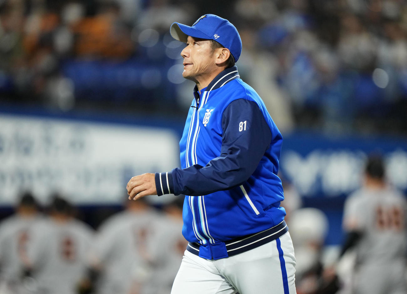 DeNA対巨人　巨人に敗れ険しい表情でグラウンドを後にするDeNA三浦監督（撮影・横山健太）