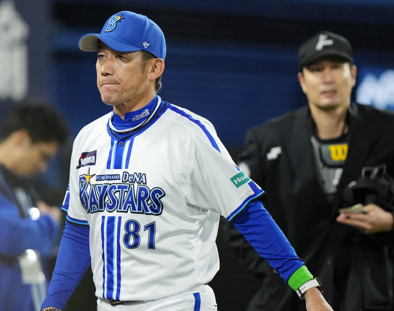 DeNA対巨人　6回表開始前、投手交代を告げるDeNA三浦監督（撮影・横山健太）