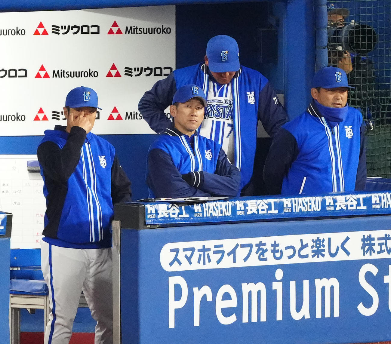 DeNA対巨人　4回表、ベンチで厳しい表情のDeNA三浦監督（中央左）ら（撮影・江口和貴）