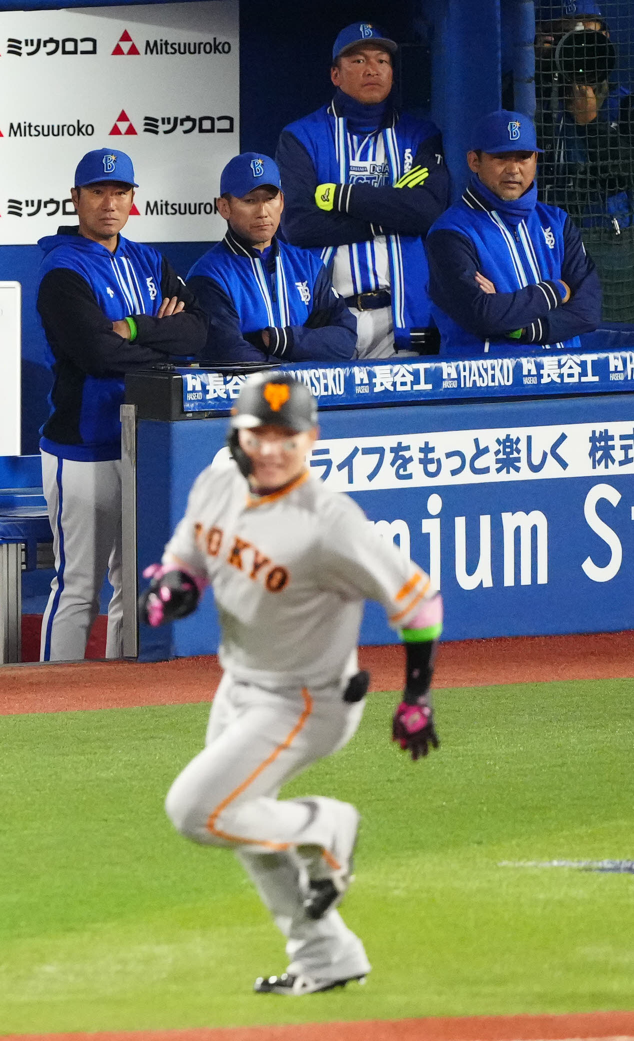 DeNA対巨人　5回表巨人1死二塁、丸（手前）に浜口が適時打を浴び、ベンチで厳しい表情の三浦監督（中央左）ら（撮影・江口和貴）