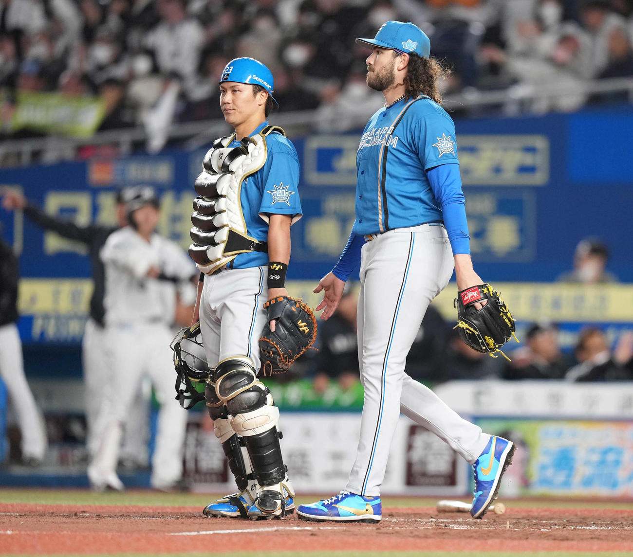 ロッテ対日本ハム　3回裏ロッテ無死満塁、山口に中犠飛を浴び、ぼうぜんとするポンセ（右）（撮影・鈴木みどり）
