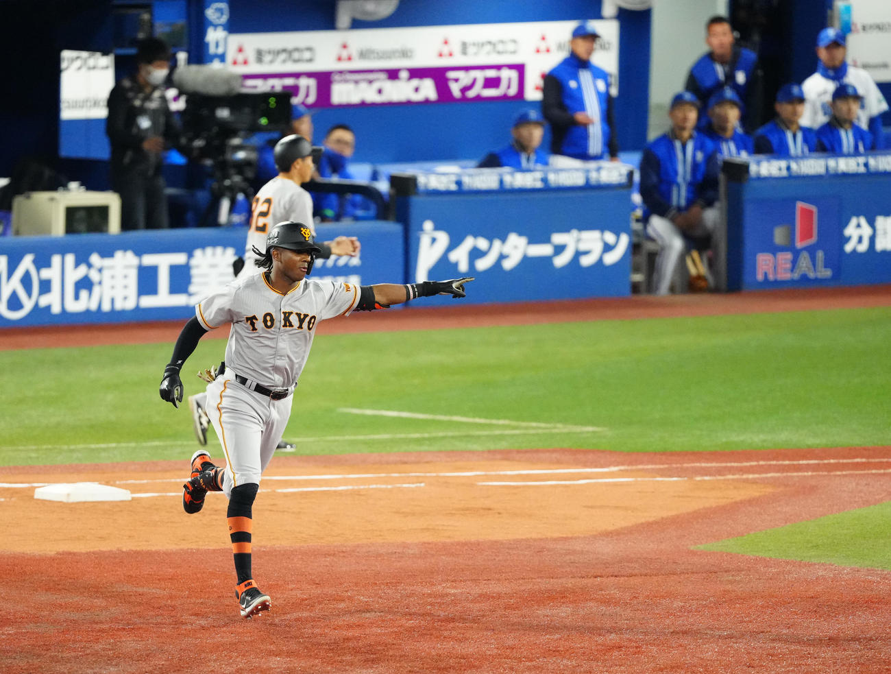 DeNA対巨人　3回表巨人1死、ソロ本塁打を中越えに放ち、ベンチを指さすブリンソン（撮影・江口和貴）