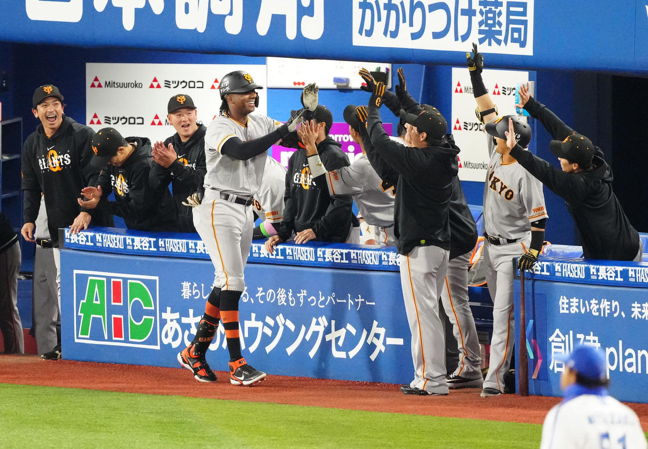DeNA対巨人　3回表巨人1死、ソロ本塁打を放ち、チームメートとタッチを交わすブリンソン（撮影・江口和貴）
