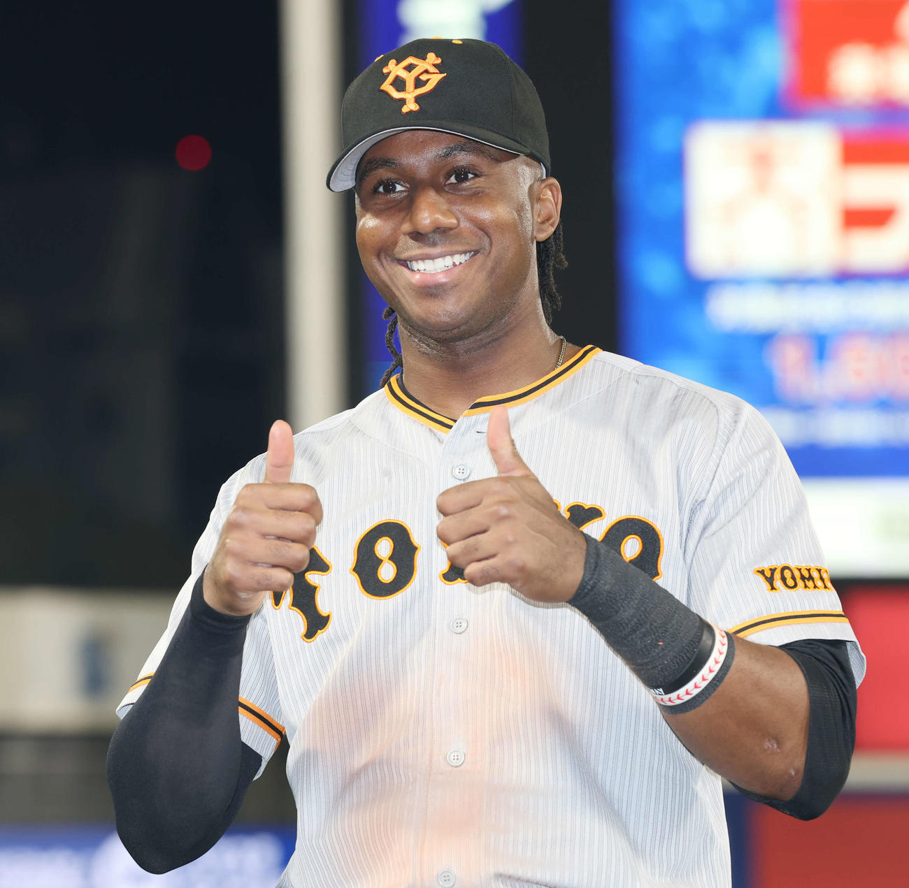 DeNA対巨人　ヒーローインタビューで笑顔でサムズアップするブリンソン（撮影・宮地輝）