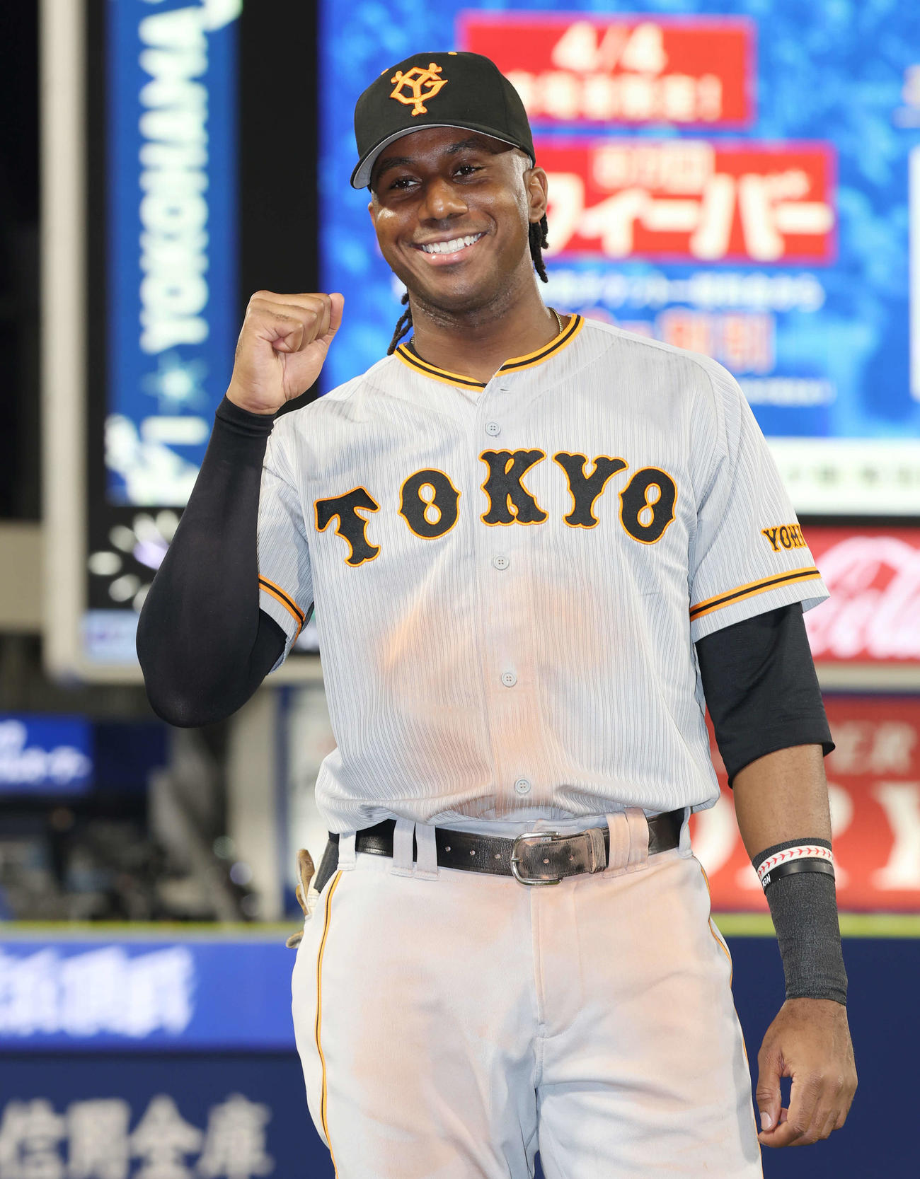 DeNA対巨人　ヒーローインタビューで笑顔でガッツポーズするブリンソン（撮影・宮地輝）