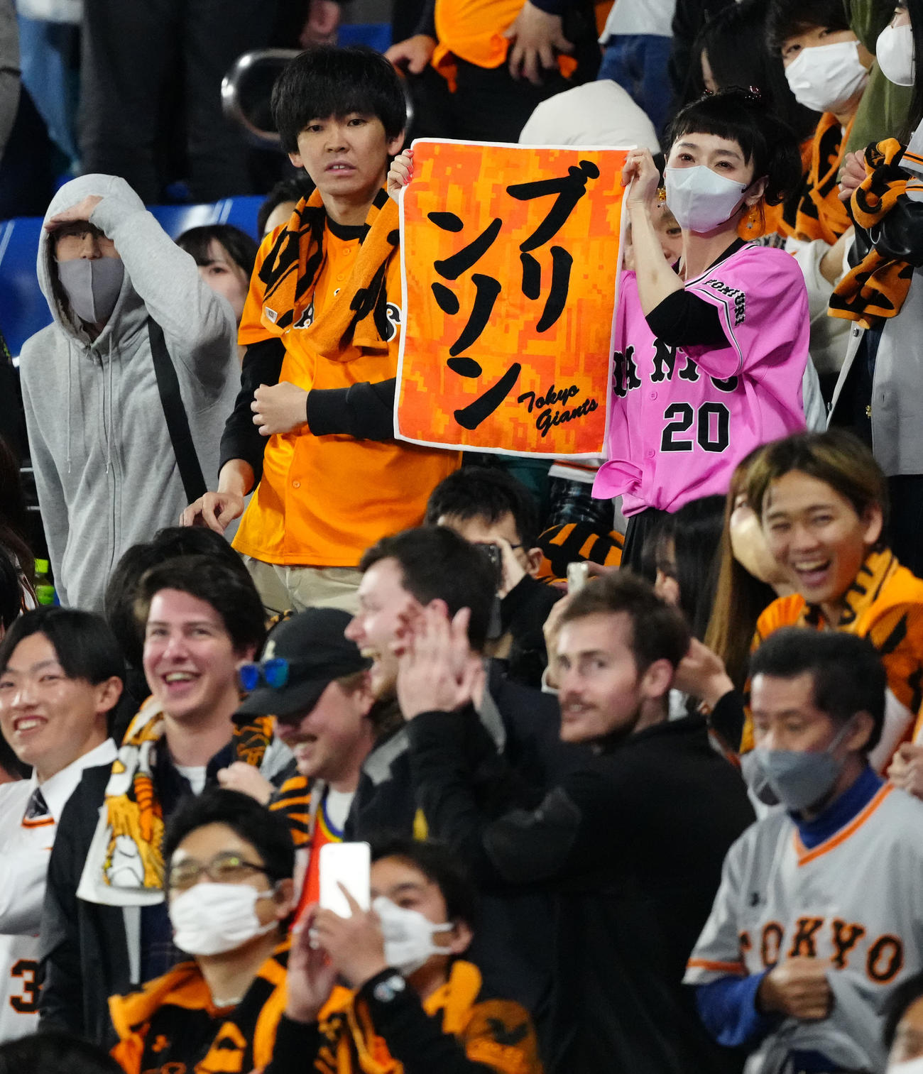 DeNA対巨人　試合後、巨人ブリンソンを祝福するファン（撮影・江口和貴）
