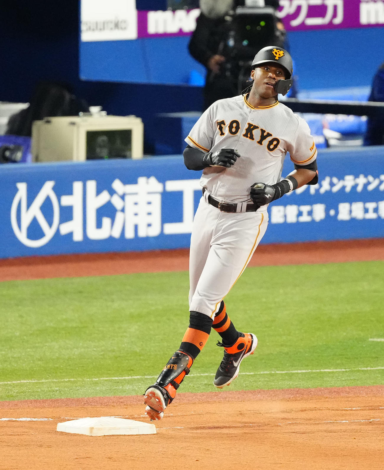 DeNA対巨人　8回表巨人1死、中前打を放ったブリンソン（撮影・江口和貴）