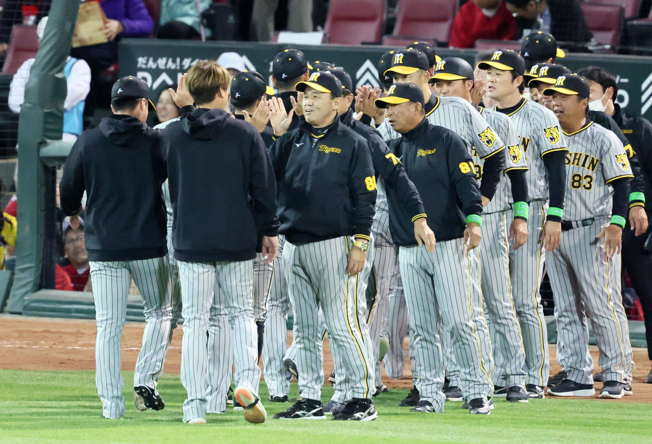 広島対阪神　広島に勝利しナインを迎える岡田監督（撮影・加藤哉）