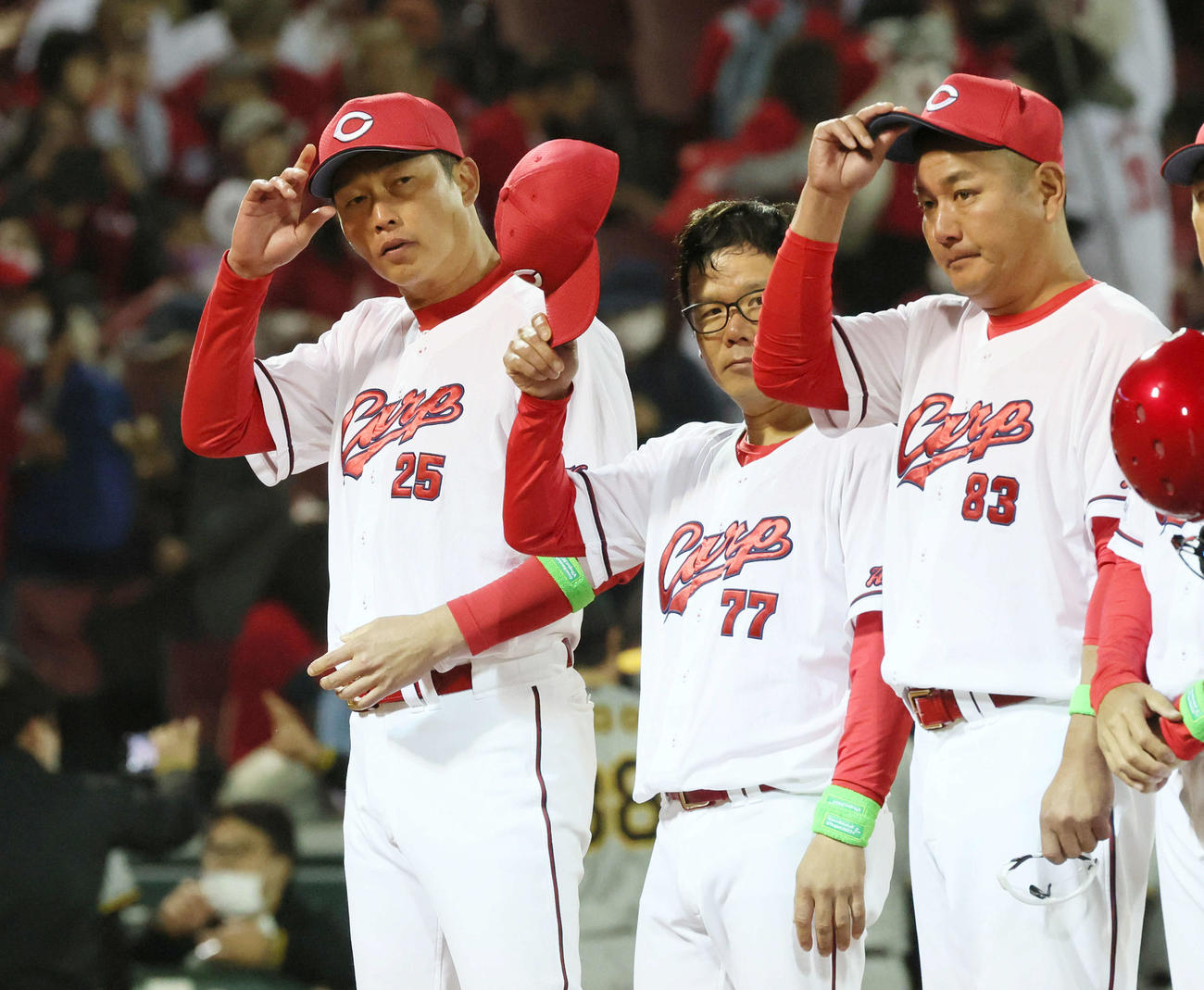 広島対阪神　初勝利が遠い新井監督（左）（撮影・加藤孝規）