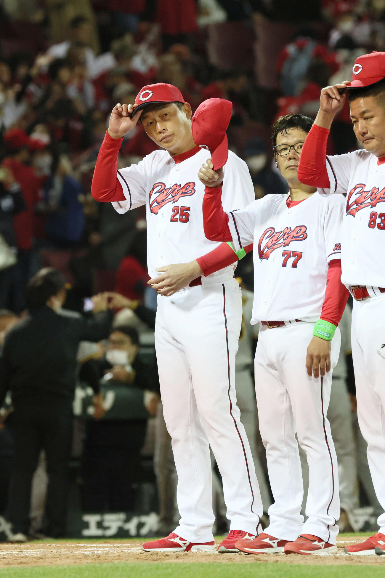 広島対阪神　試合後、ファンにあいさつする新井監督（左）（撮影・加藤孝規）