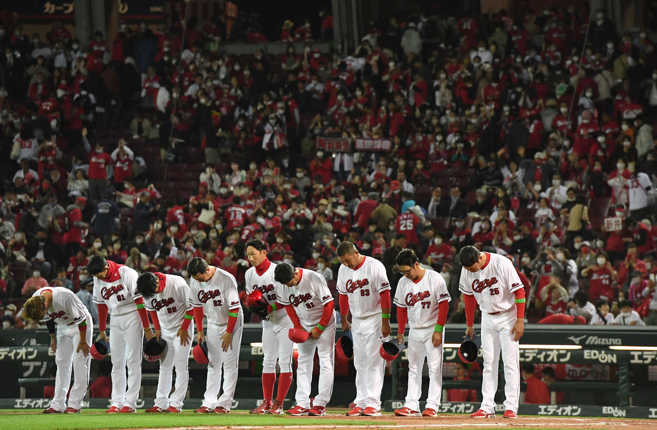 広島対阪神　本拠地開幕戦で阪神に敗れ、ファンにあいさつする新井監督（右端）と広島ナイン（撮影・岩下翔太）