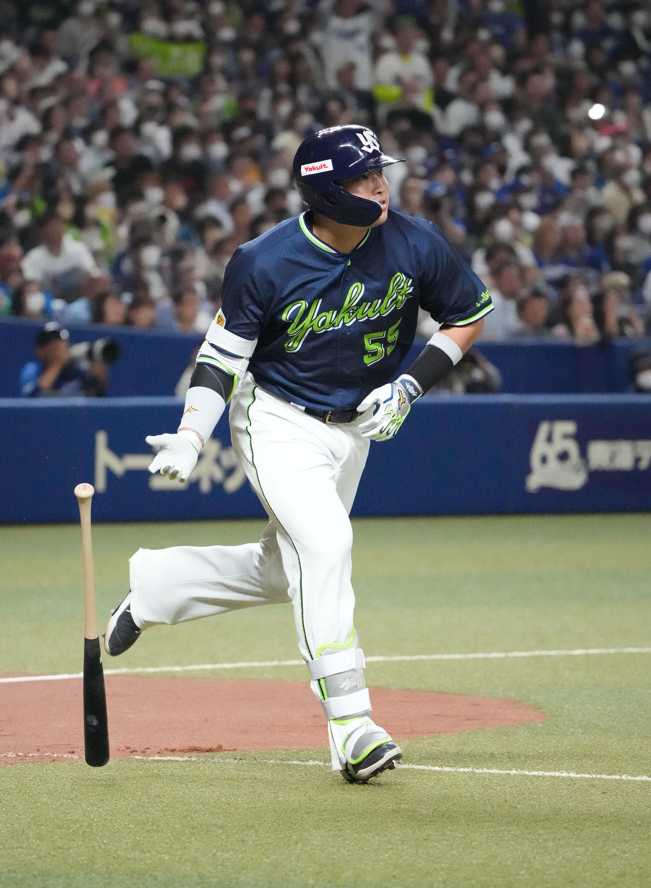 中日対ヤクルト　6回表ヤクルト2死一、二塁、右適時二塁打を放つ村上（撮影・森本幸一）