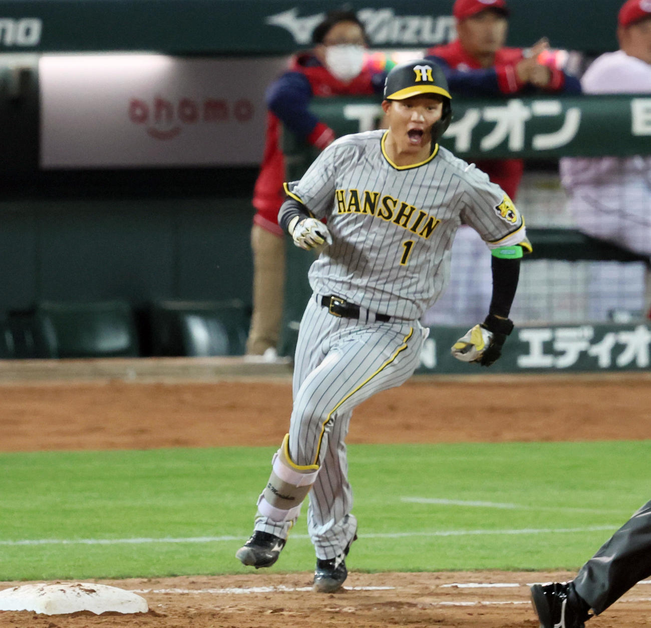 広島対阪神　4回表阪神1死一、二塁、森下は左越え適時二塁打を放つ（撮影・加藤哉）