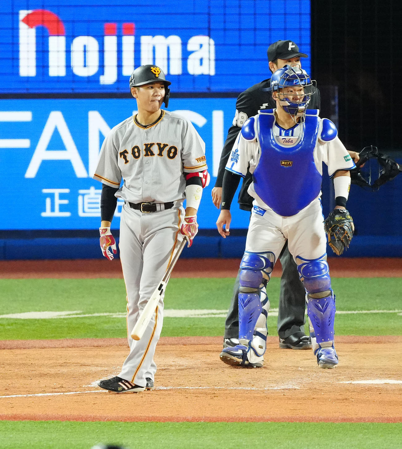DeNA対巨人　9回表巨人1死満塁、三直に倒れた坂本（撮影・江口和貴）