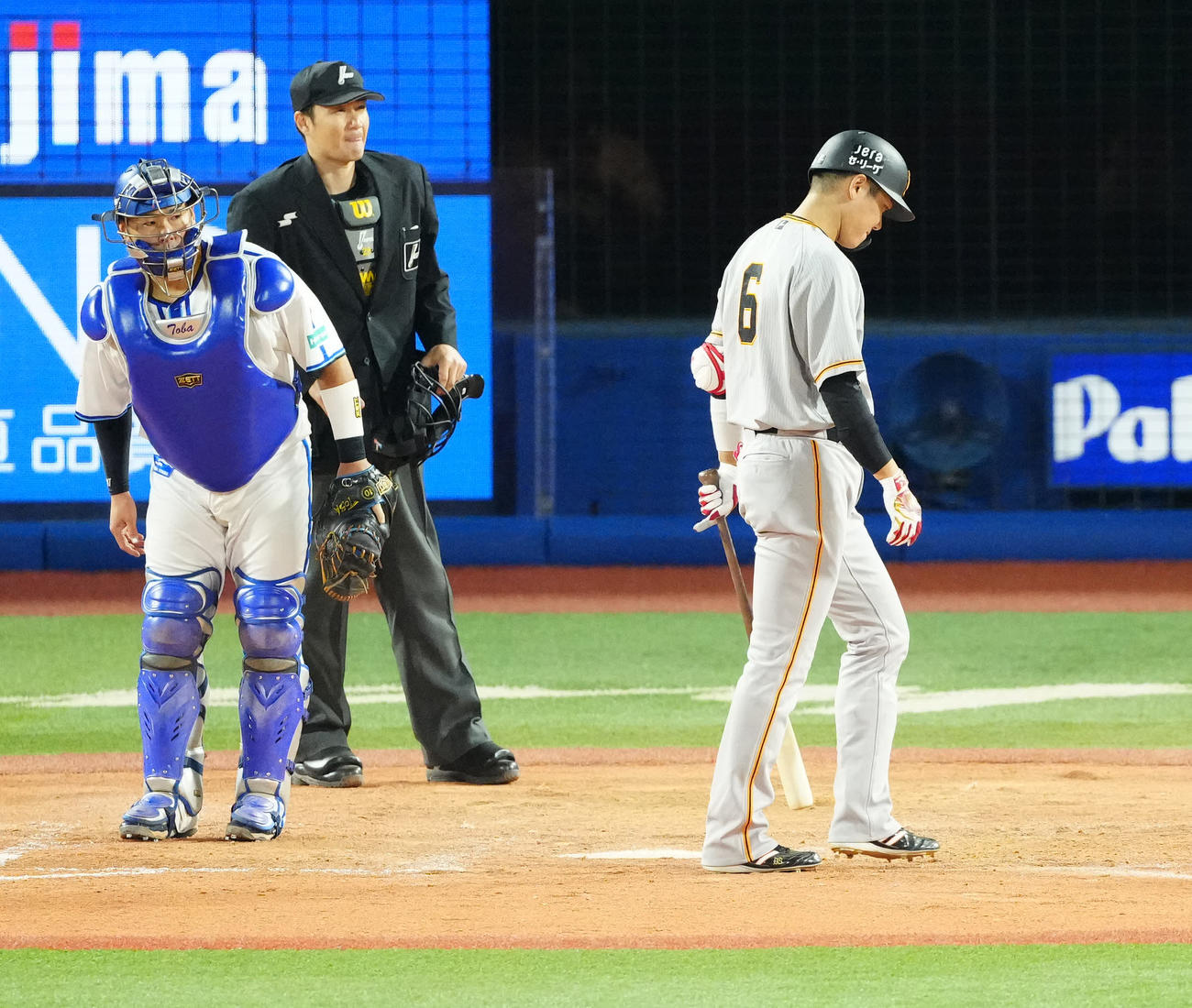 DeNA対巨人　9回表巨人1死満塁、三直に倒れた坂本（撮影・江口和貴）