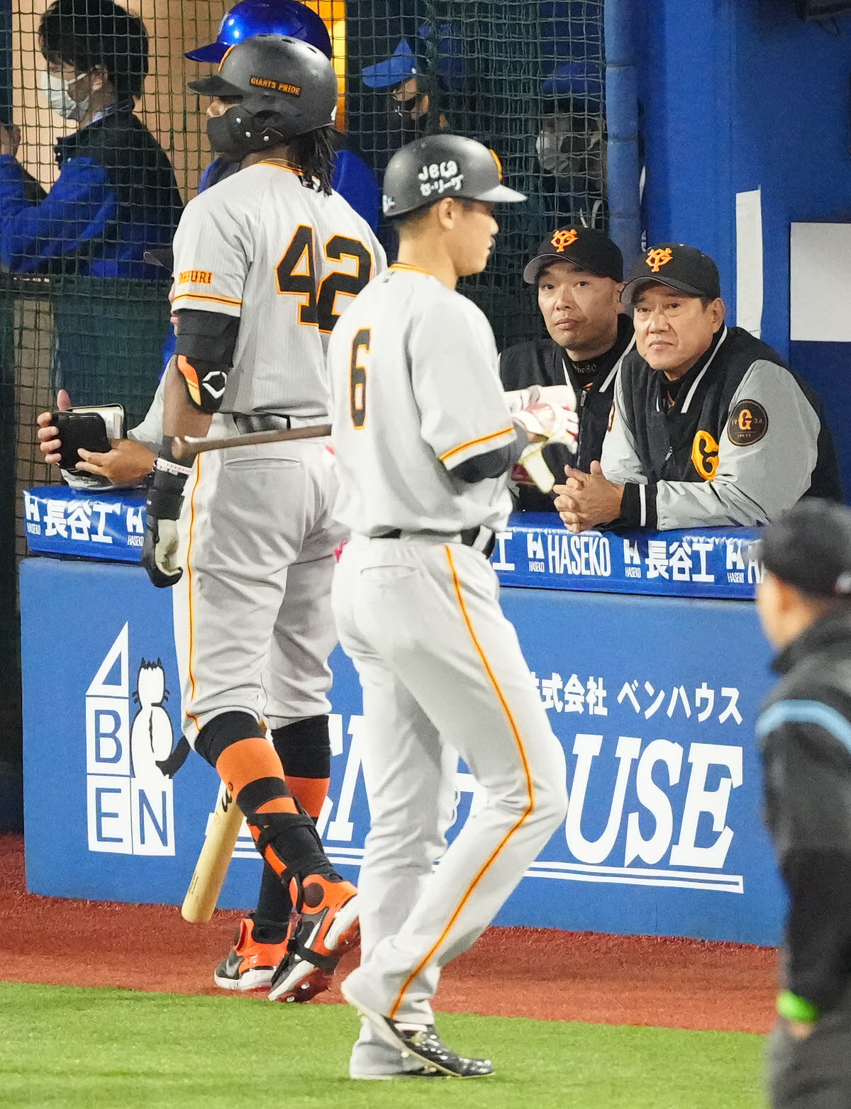 DeNA対巨人　9回表巨人1死満塁、坂本（手前右）が三直に倒れ、ベンチで厳しい表情の原監督（右）（撮影・江口和貴）