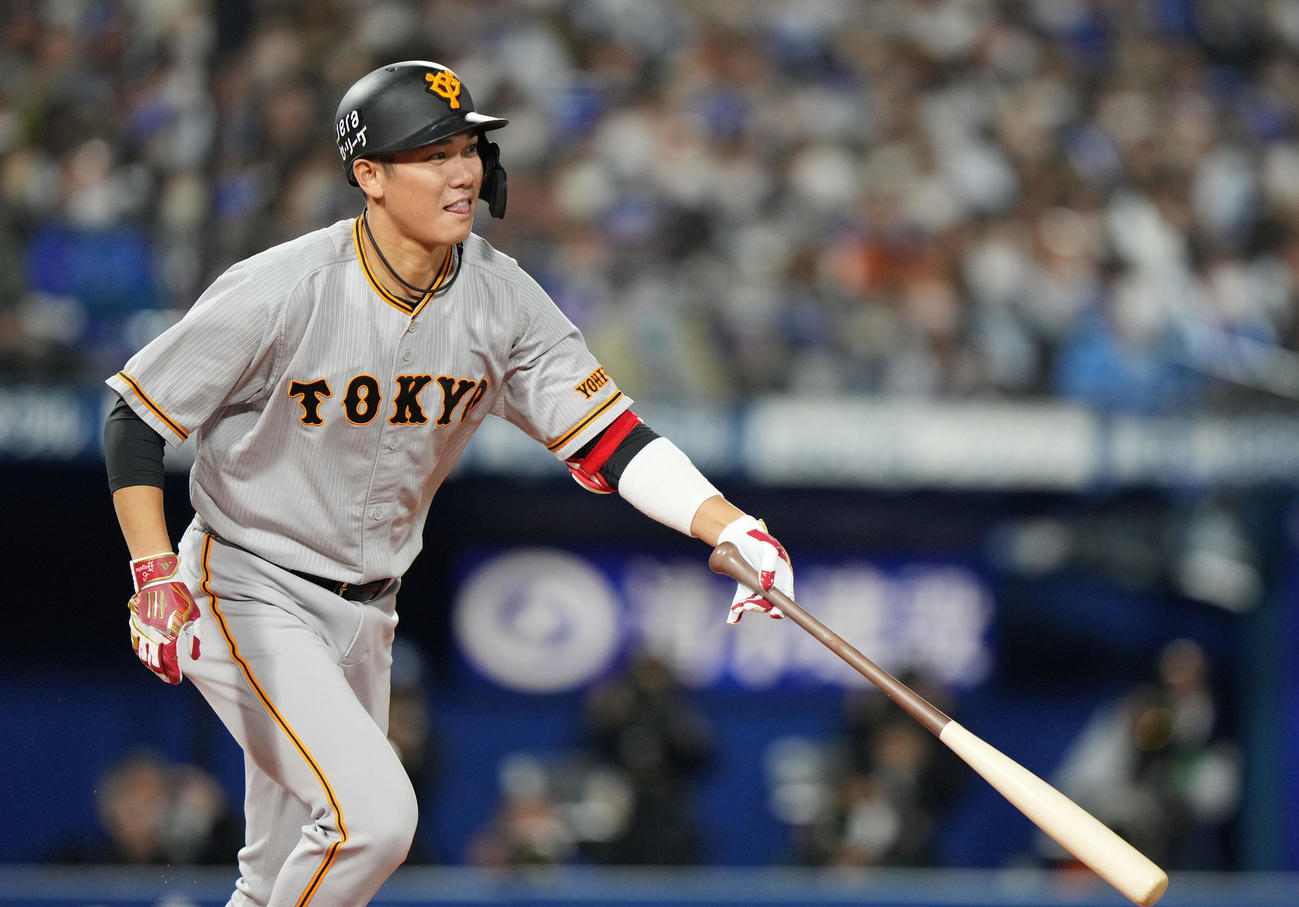 DeNA対巨人　5回表巨人2死一、二塁、右飛に倒れる坂本（撮影・横山健太）