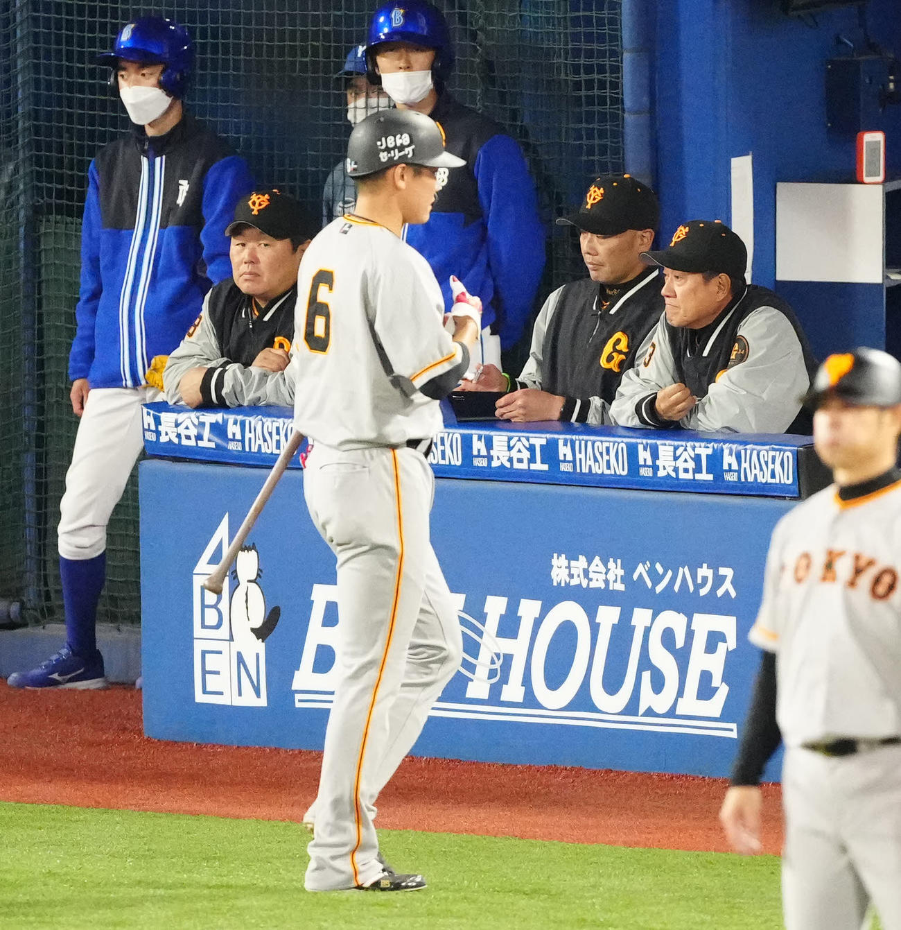 DeNA対巨人　4回表巨人1死一、二塁、坂本（手前）が左飛に倒れ、ベンチで厳しい表情の原監督（右端）ら（撮影・江口和貴）