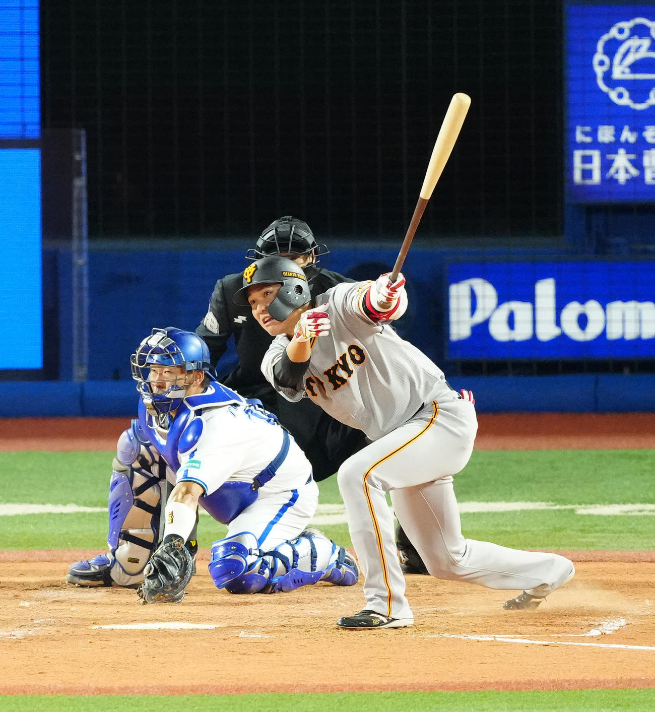 DeNA対巨人　5回表巨人2死一、二塁、右飛に倒れる坂本（撮影・江口和貴）