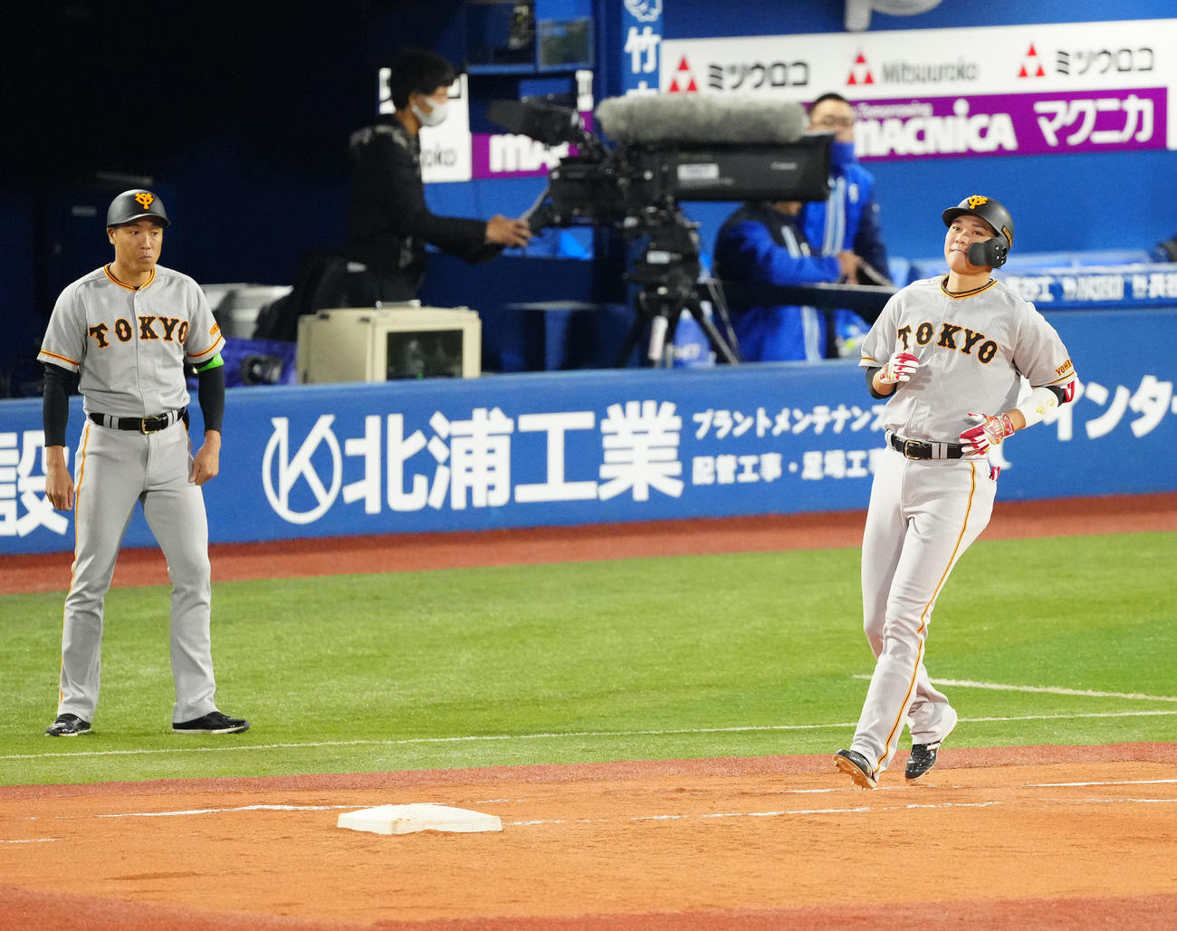 DeNA対巨人　5回表巨人2死一、二塁、右飛に倒れた坂本（右）（撮影・江口和貴）