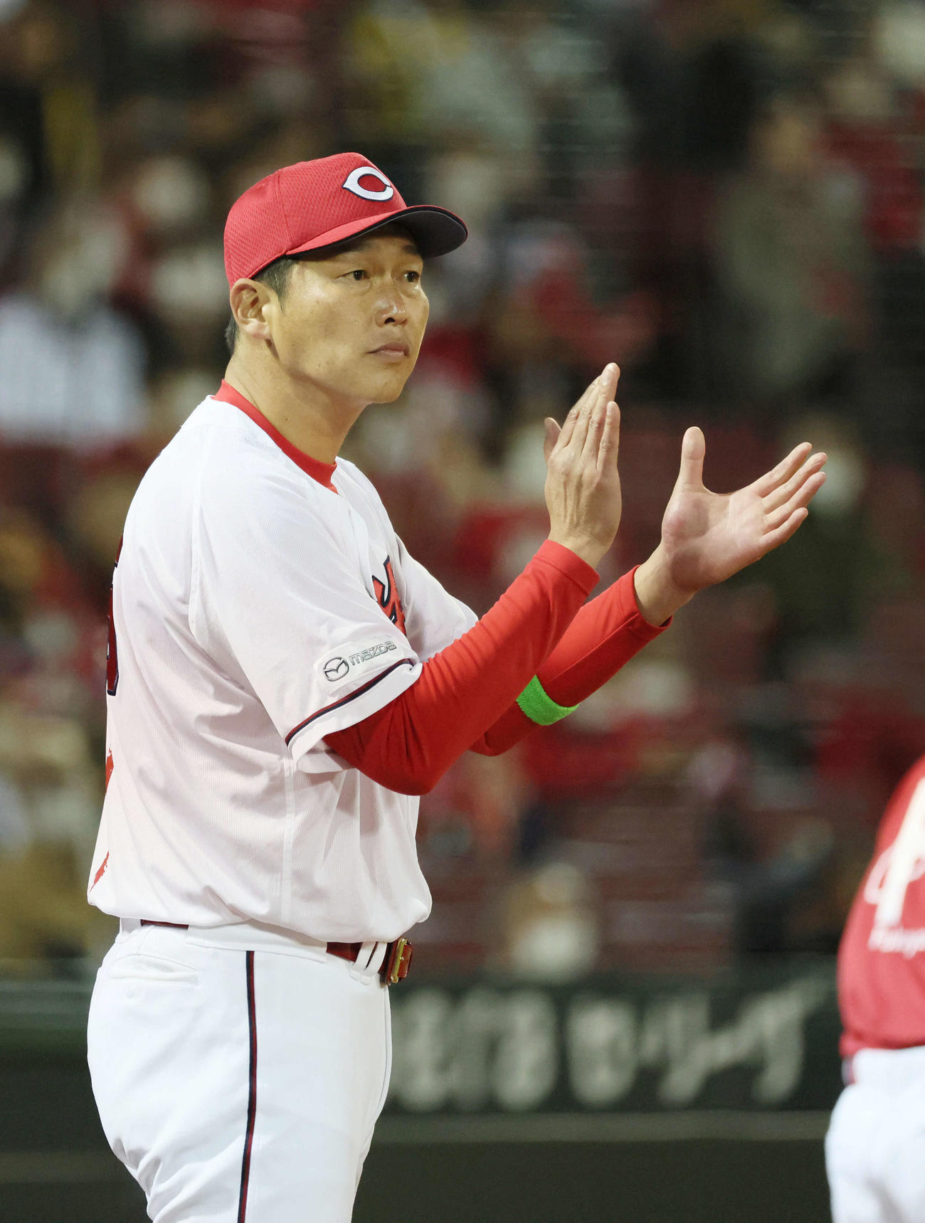 広島対阪神　9回表阪神、交代を告げる新井監督（撮影・加藤孝規）