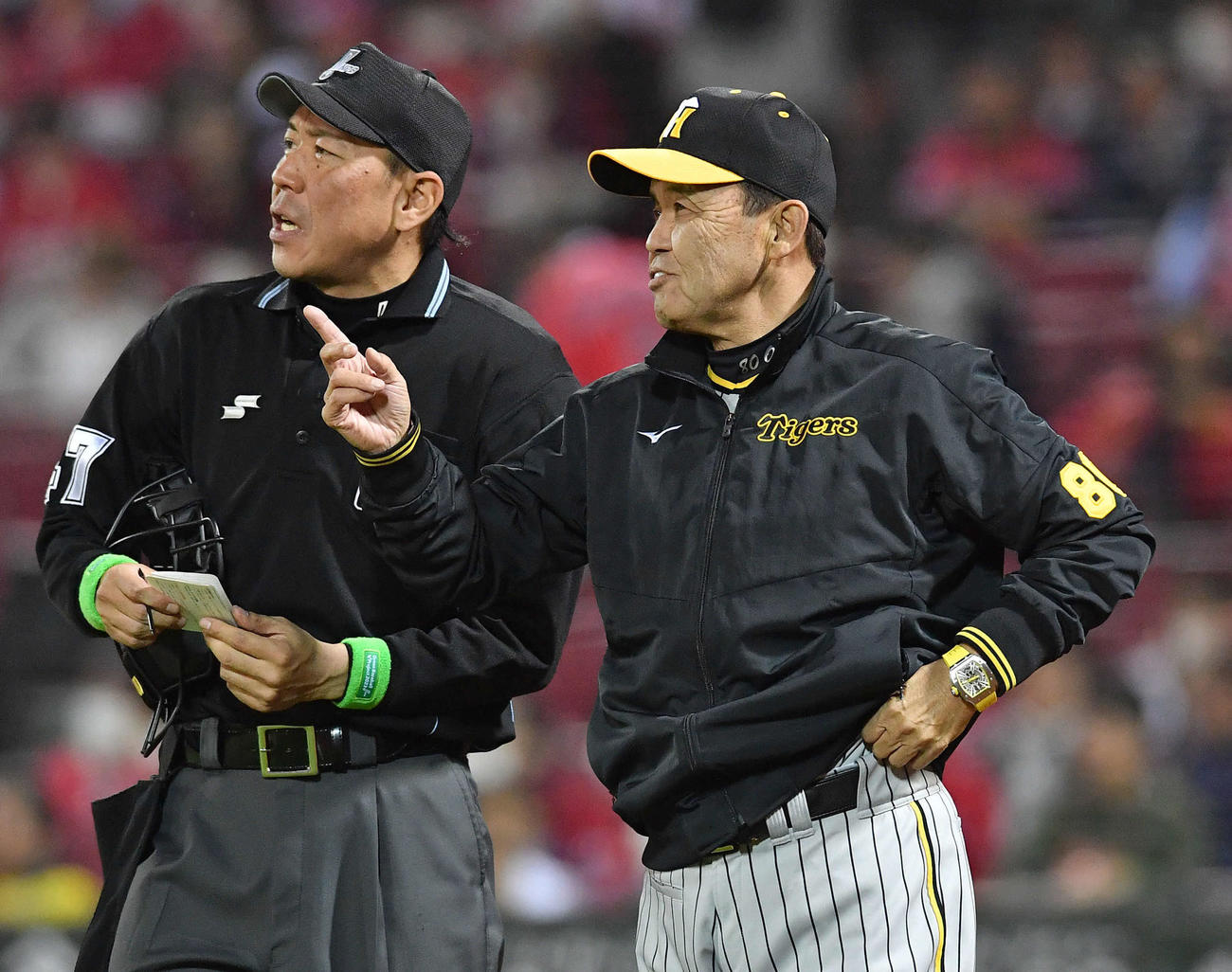 広島対阪神　9回表を終え、投手の交代を告げる岡田監督（撮影・岩下翔太）