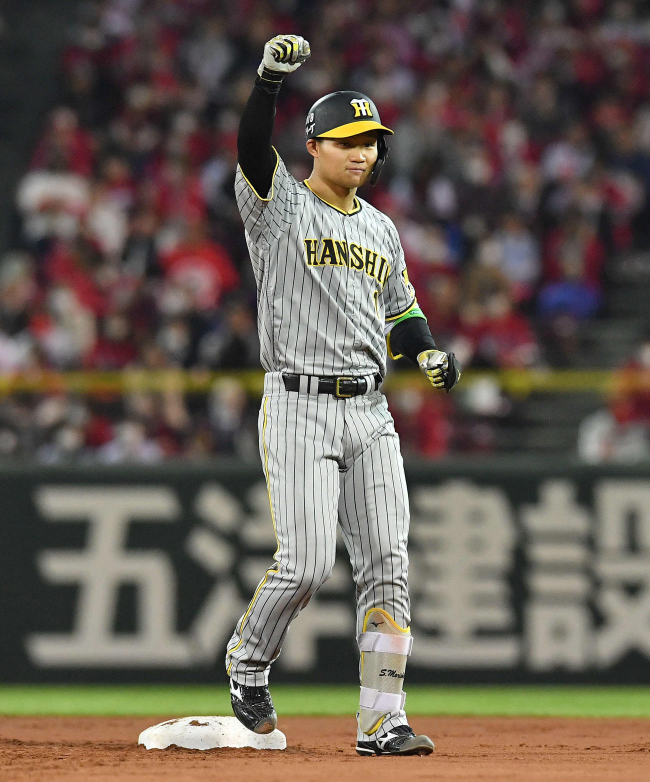 広島対阪神　4回表阪神1死一、二塁、勝ち越しの適時二塁打を放ち、ベンチに向かってガッツポーズする森下（撮影・岩下翔太）
