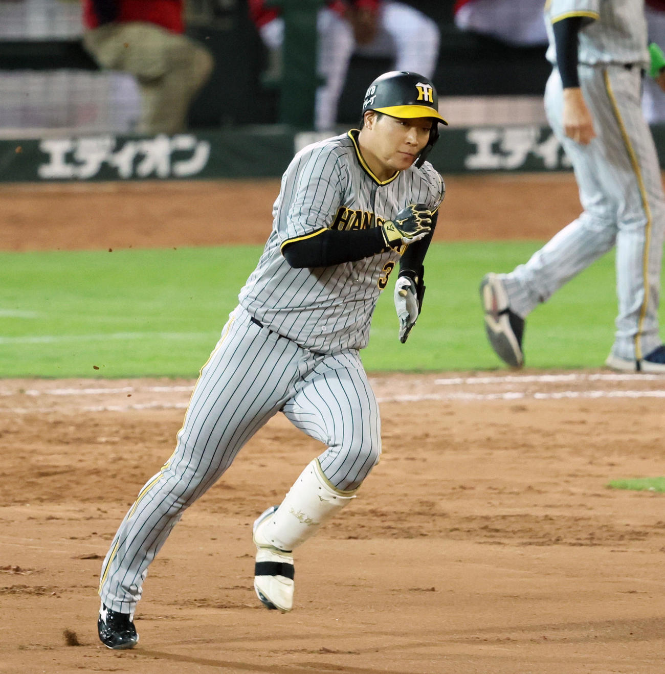 広島対阪神　9回表阪神2死二塁、大山は左越えに適時二塁打を放つ（撮影・加藤哉）