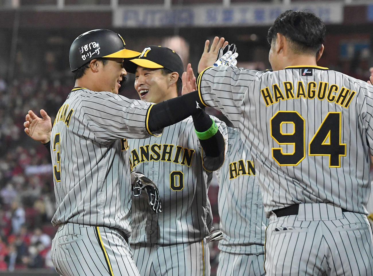 広島対阪神　9回表終了後、勝ち越し二塁打を放った大山（左端）はナインに迎えられて笑顔でタッチを交わす（撮影・岩下翔太）