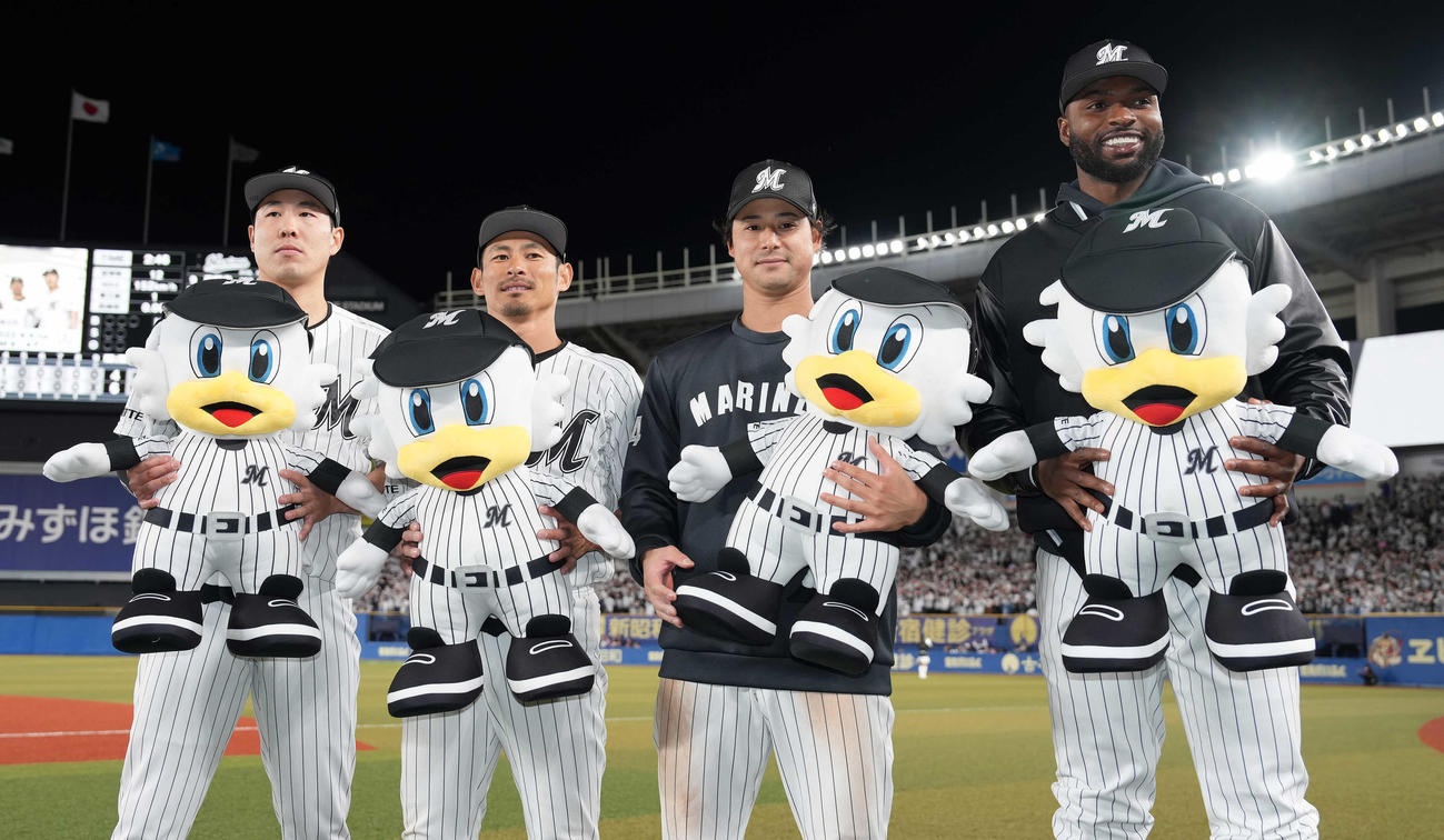 ロッテ対日本ハム　日本ハムに勝利し、記念撮影するロッテの、左から西野、荻野、藤岡、ポランコ（撮影・鈴木みどり）