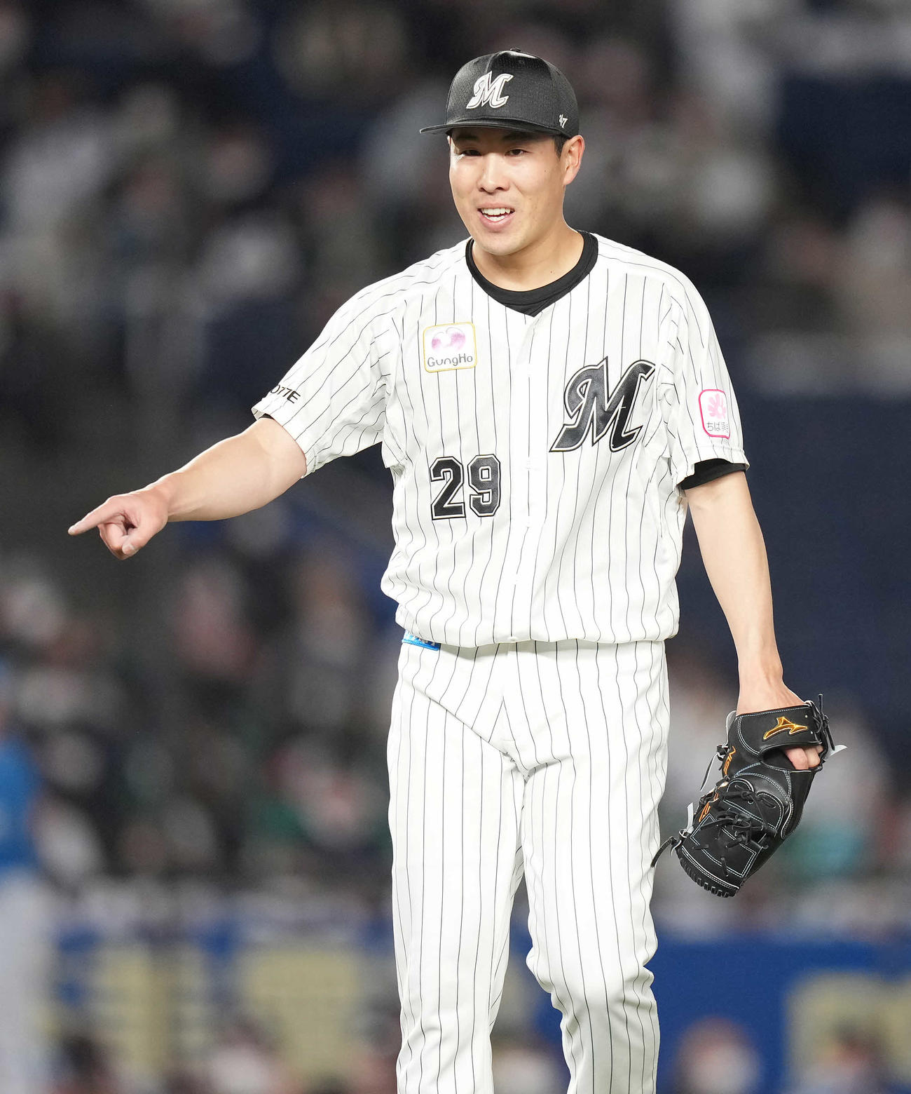 ロッテ対日本ハム　5回表日本ハム2死一塁、打者矢沢の時、一塁走者五十幡の二盗を捕手佐藤都が刺し、笑顔の西野（撮影・鈴木みどり）