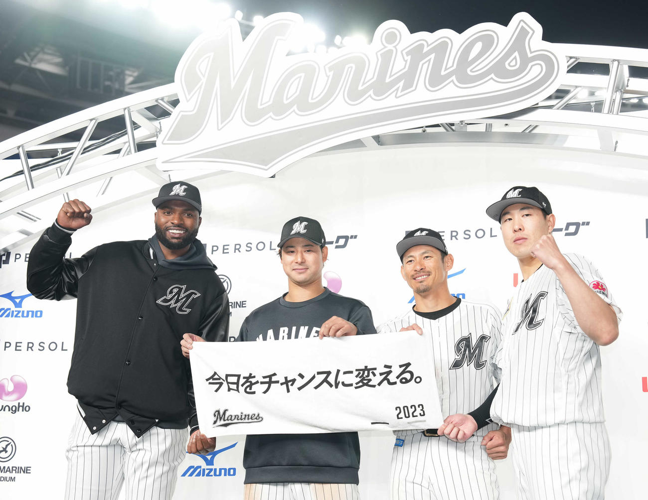 ロッテ対日本ハム　日本ハムに勝利し、お立ち台で笑顔を見せるロッテの、左からポランコ、藤岡、荻野、西野（撮影・鈴木みどり）