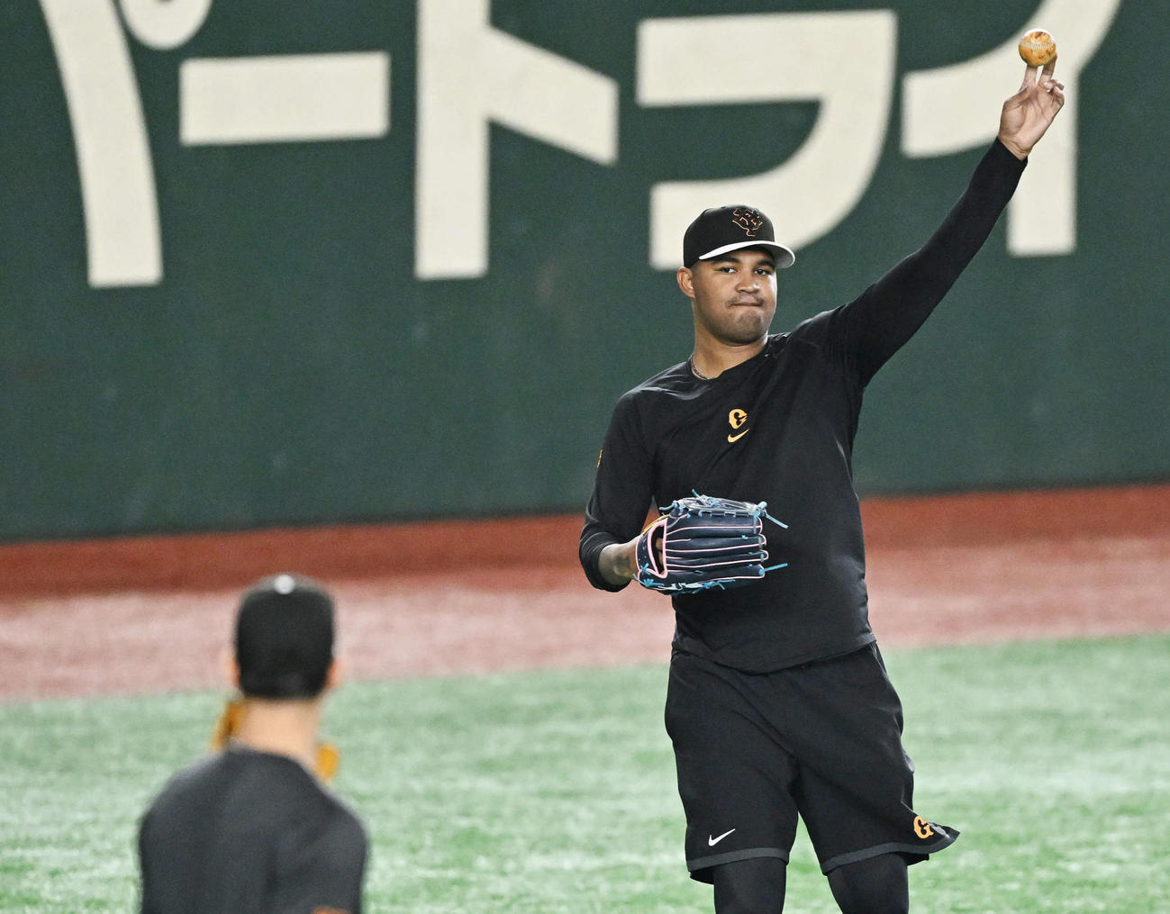練習で調整する巨人メンデス（奥）（23年4月2日撮影）