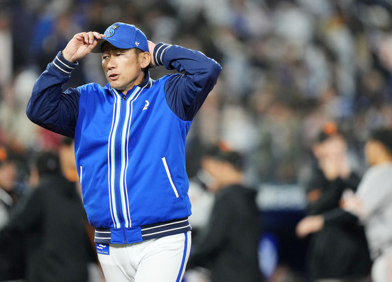 DeNA対巨人　巨人に敗れ険しい表情でグラウンドを後にするDeNA三浦監督（撮影・横山健太）