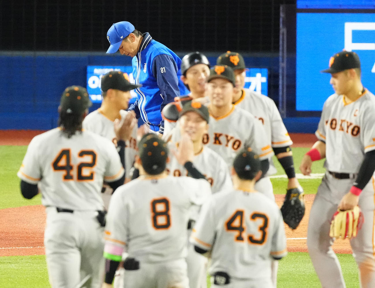 DeNA対巨人　巨人に敗れ、厳しい表情を見せるDeNA三浦監督（後方）（撮影・江口和貴）