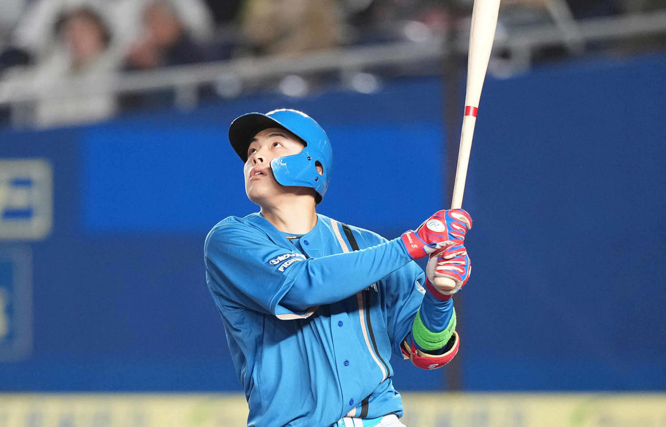 ロッテ対日本ハム　1回表日本ハム1死一、二塁、先制の左越え3点本塁打を放つ野村（撮影・鈴木みどり）