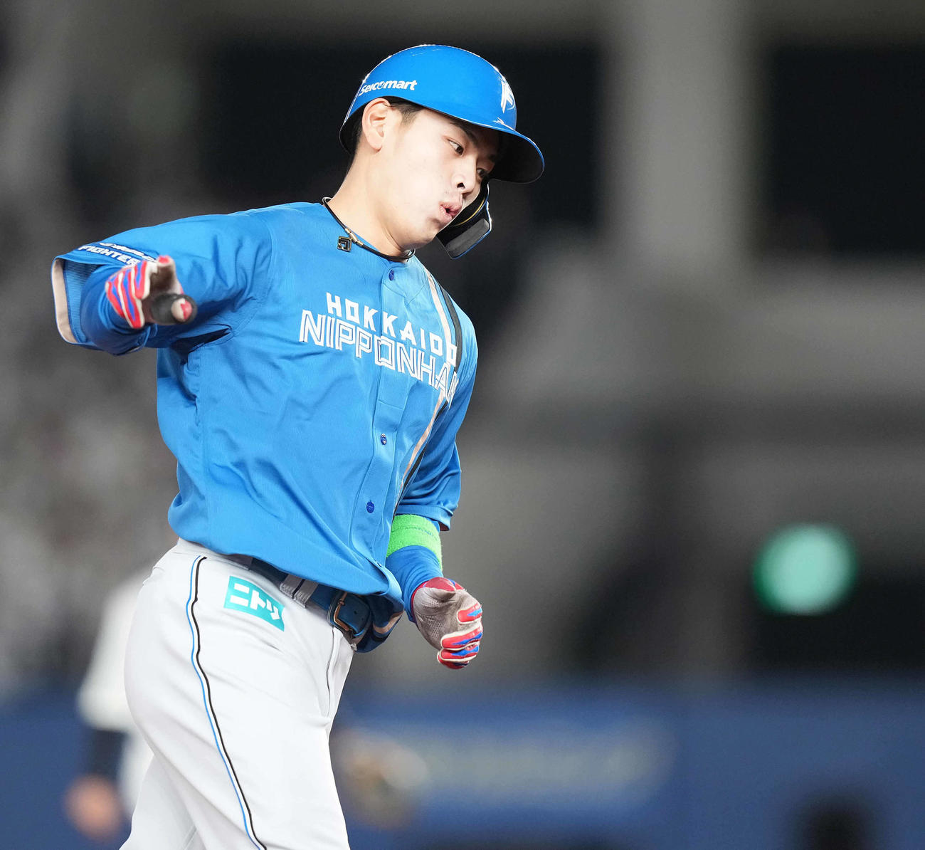 ロッテ対日本ハム　1回表日本ハム1死一、二塁、先制の左越え3点本塁打を放ち、ダイヤモンドをまわる野村（撮影・鈴木みどり）