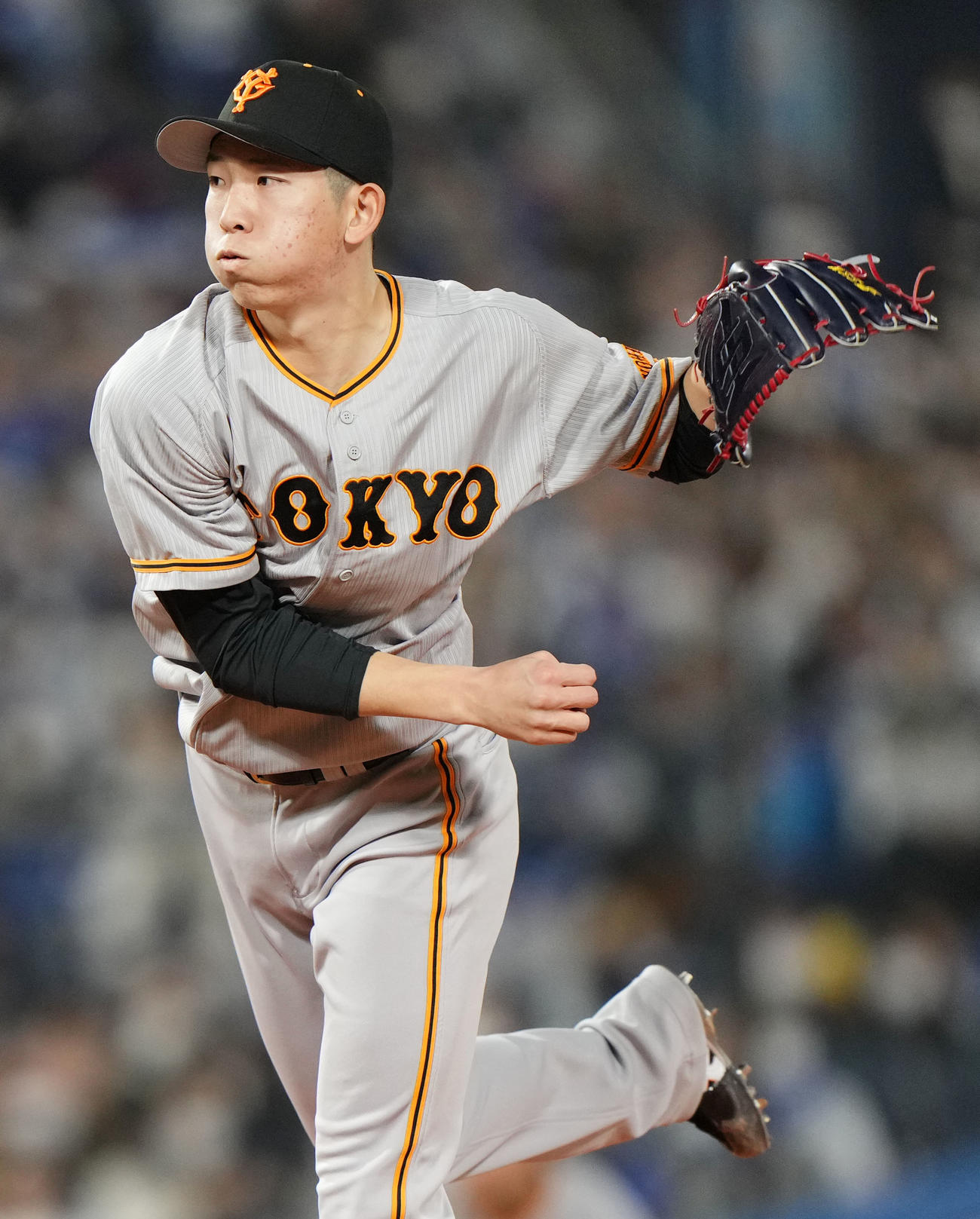 力投する巨人先発の戸郷（撮影・横山健太）