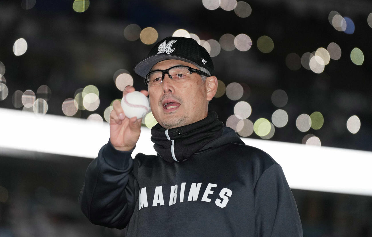 初勝利のロッテ吉井監督はウイニングボールを手にする（撮影・鈴木みどり）