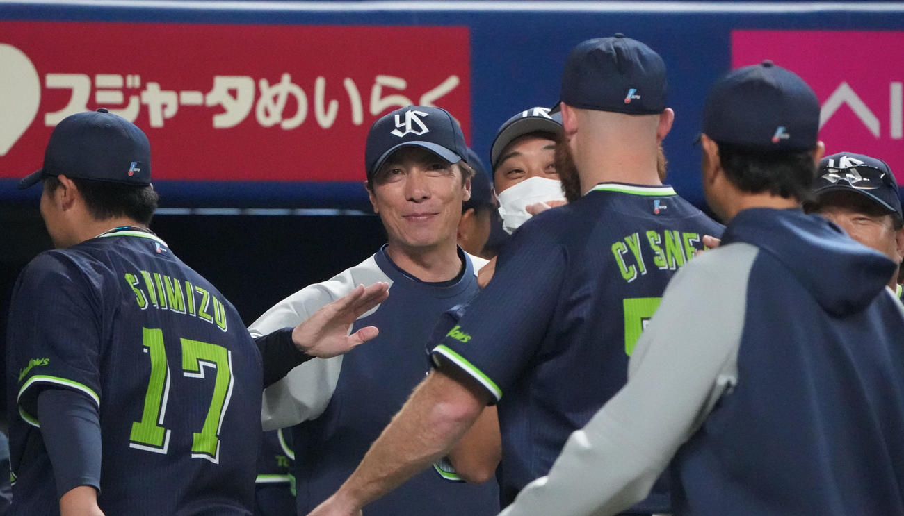 試合終了、ナインを迎える高津監督（中央）（撮影・森本幸一）