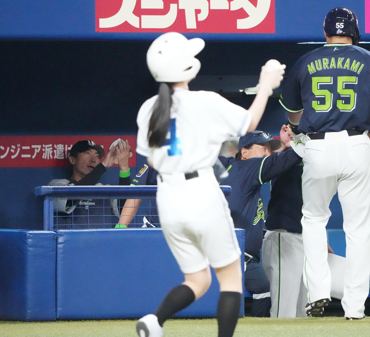 6回、右適時二塁打を放った村上に拍手をする高津監督（左）（撮影・森本幸一）