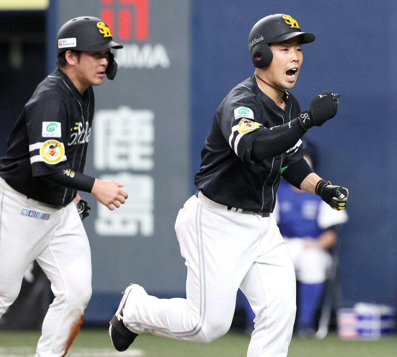 オリックス対ソフトバンク　6回表ソフトバンク1死二塁、右中間越え2点本塁打を放ち喜ぶ近藤（右）（撮影・上山淳一）