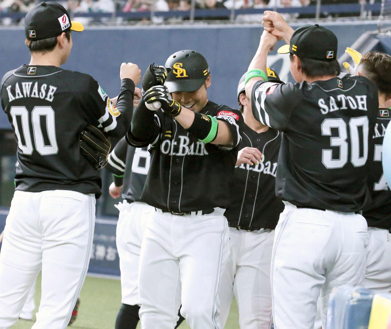 オリックス対ソフトバンク　6回表ソフトバンク1死二塁、近藤（左から2人目）は右中間越え2点本塁打を放ち、ベンチ前でペッパーミル・パフォーマンスする（撮影・上山淳一）