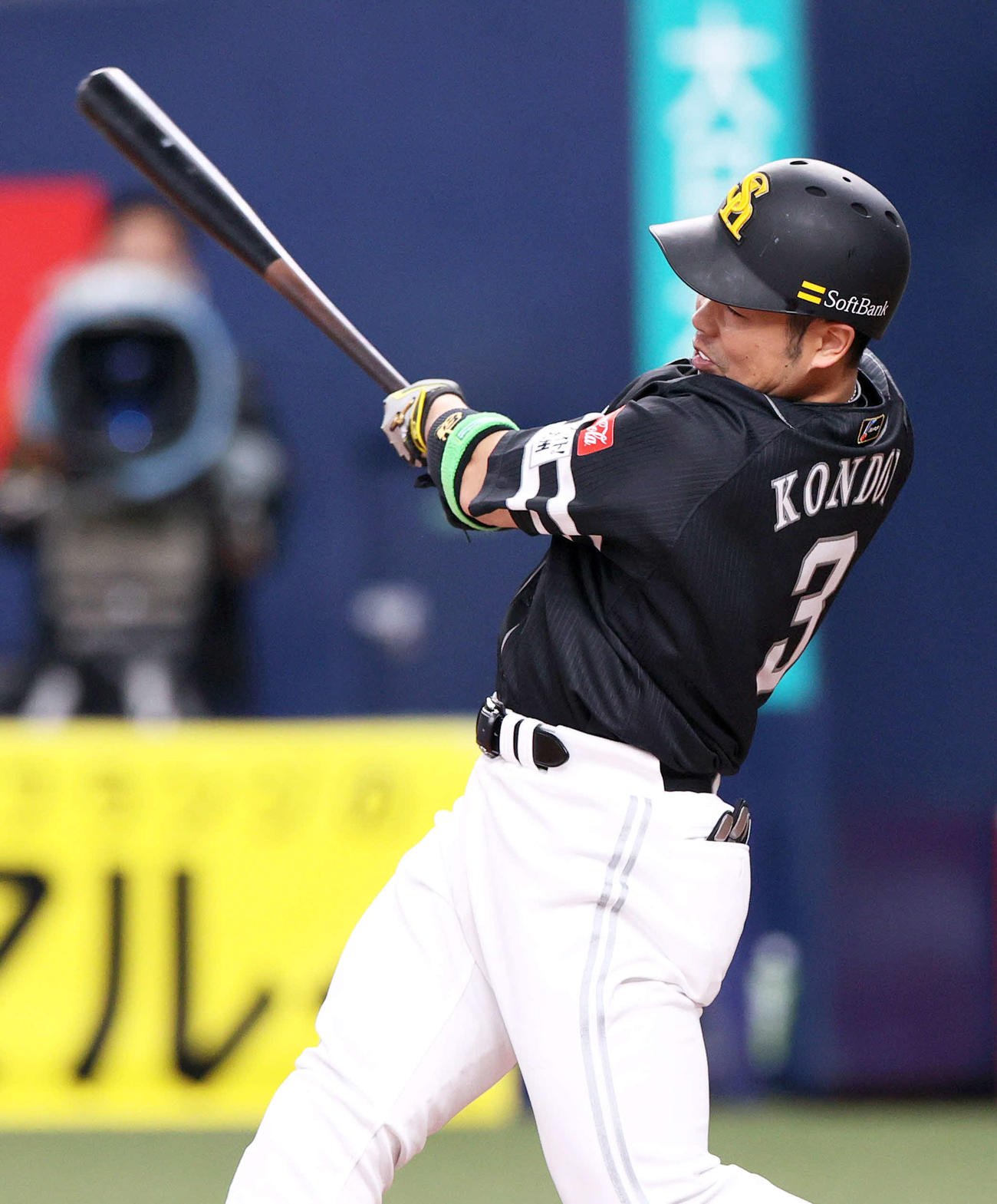 オリックス対ソフトバンク　6回表ソフトバンク1死二塁、近藤は右中間越え2点本塁打を放つ（撮影・上山淳一）