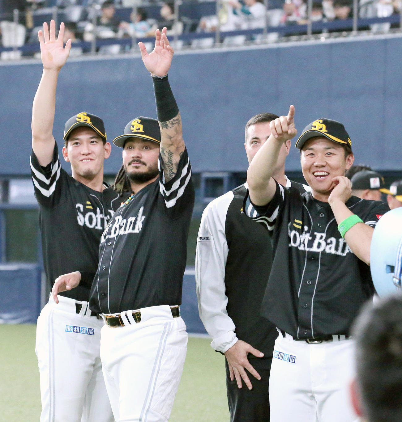 オリックス対ソフトバンク　オリックスに勝利しスタンドのファンにあいさつする、左から栗原、ガルビス、右は海野（撮影・上山淳一）